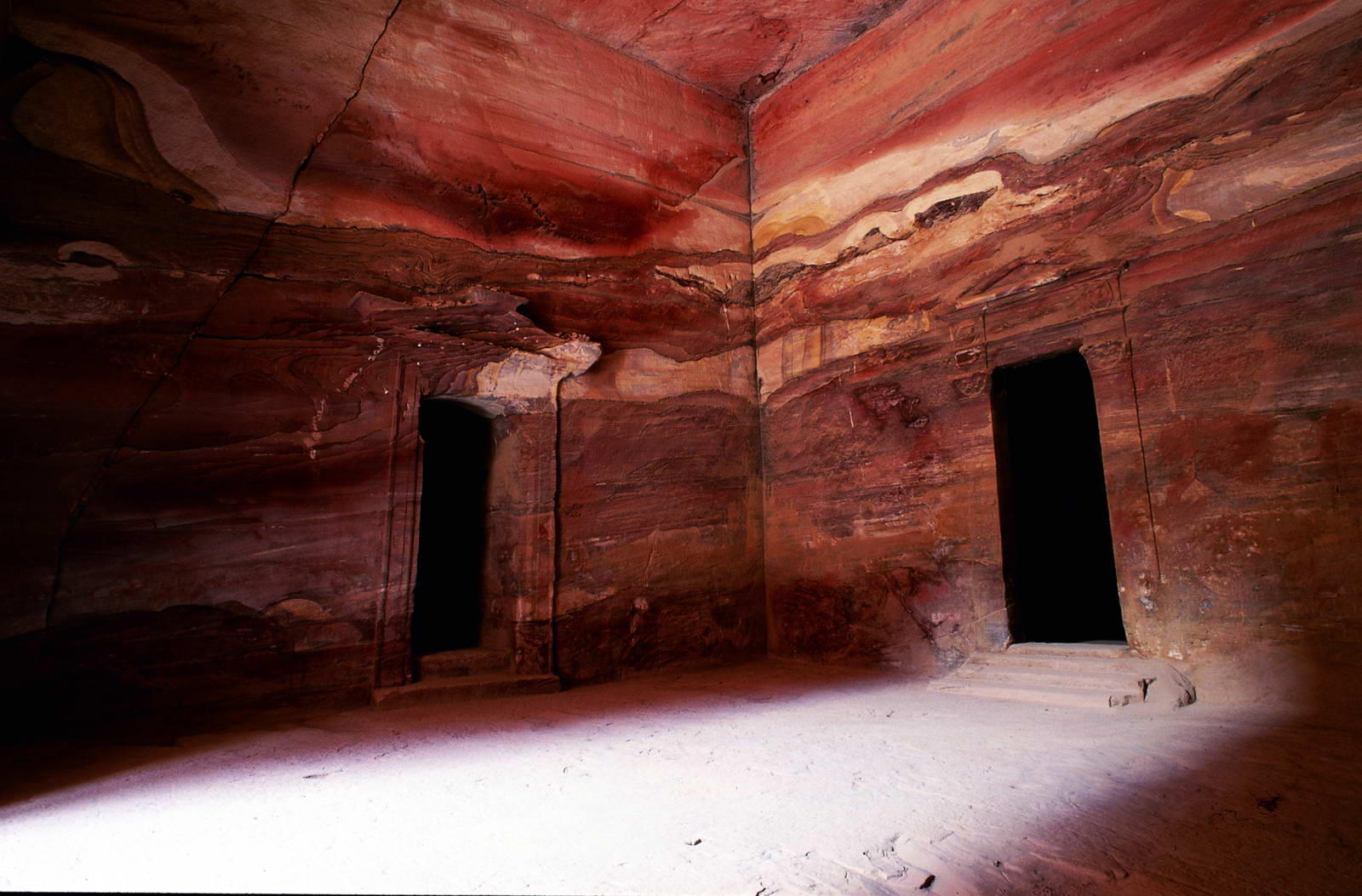 Jordan Enhances Postal Services to Benefit Tourists and Travelers